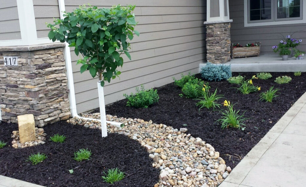 46 Modern & Small Corner Rock Garden Ideas: How to Create a Beautiful and Functional Space Mulching beds with small rocks