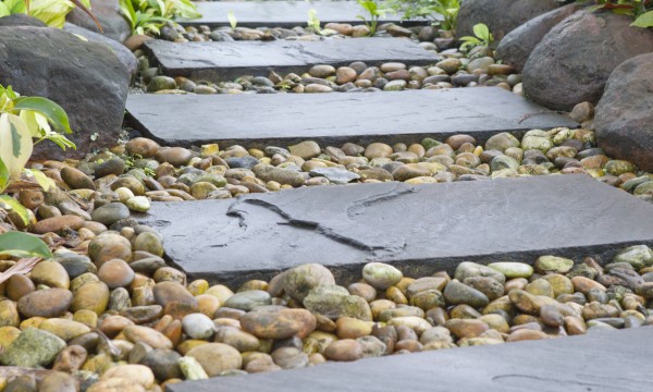 46 Modern & Small Corner Rock Garden Ideas: How to Create a Beautiful and Functional Space Rock Garden with Flat Slabs Walkway